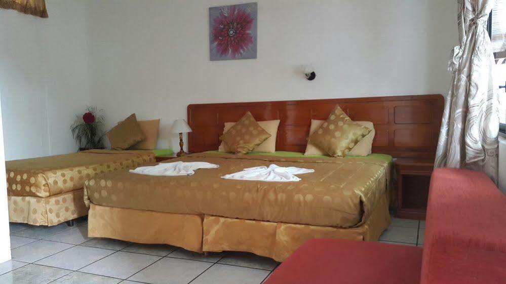 Hotel Dejavu Puerto Ayora  Exteriör bild